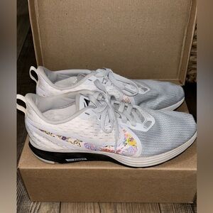 NIKE Zoom Strike 2 Womens Running Shoes Sneakers Floral Swoosh Sz 10. Like new
